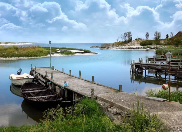 Ruhiger Malerischer Kleiner Bootshafen Ruhigem Zustand Mit Einem Sich Abzeichnenden — Stockfoto
