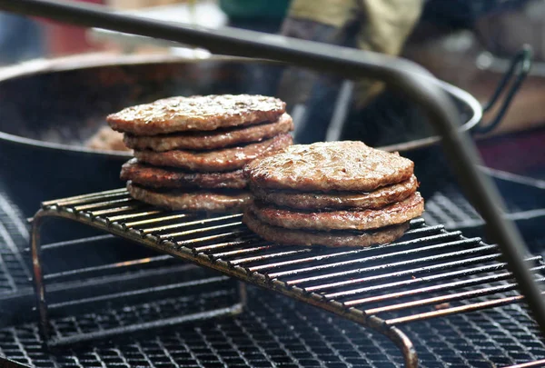Soczyste hamburgery na grillu Obraz Stockowy