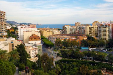 Boğa mücadele arenada (Plaza de toros de La Malagueta) görünümü ve Malaga, İspanya Castillo de Gibralfaro üzerinden bağlantı noktası
