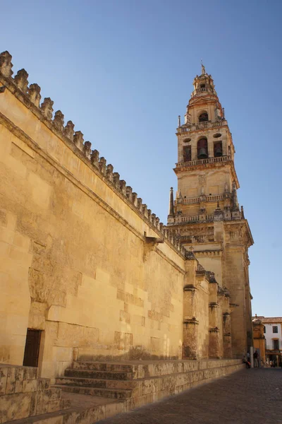 Wieża i mur z Wielkiego Meczetu - katedry w Kordoba, Spain — Zdjęcie stockowe