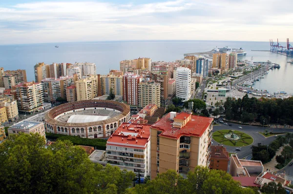 Boğa mücadele arenada (Plaza de toros de La Malagueta) görünümü ve Malaga, İspanya Castillo de Gibralfaro üzerinden bağlantı noktası
