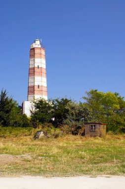 Kırmızı ve beyaz aydınlatma ev Shabla Bulgaristan'ın Karadeniz üzerinden Tulenovo içinde