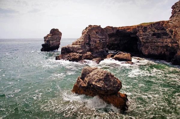 Rocky cliffs of seashore of the Black Sea in Tulenovo, Bulgaria — Stock Photo, Image