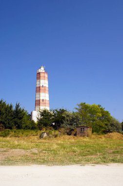 Kırmızı ve beyaz aydınlatma ev Shabla Bulgaristan'ın Karadeniz üzerinden Tulenovo içinde