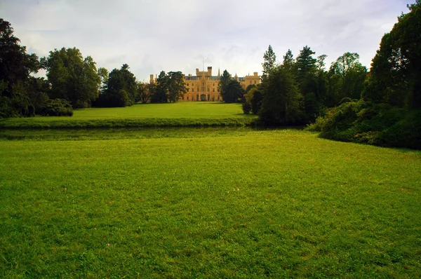 Green grass and elegant mansion for background — Stock Photo, Image