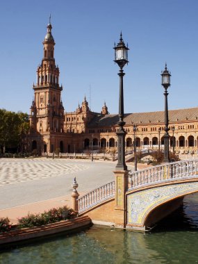 Saraya Seville (Sevilla), İspanya İspanya Meydanı'nda (Plaza de Espana) önde gelen tekne kanal üzerinden fener ile köprü