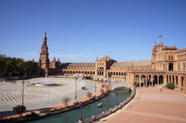 Seville (Sevilla), İspanya kanal, kuleleri ve bina ana giriş üzerinde köprüler ile İspanya Meydanı (Plaza de Espana) Panoraması
