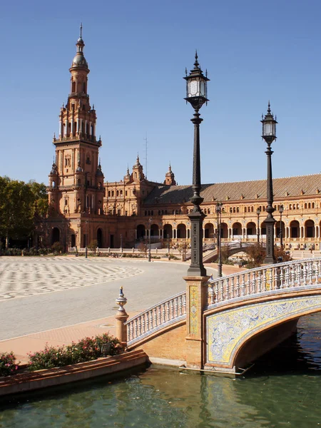 Saraya Seville (Sevilla), İspanya İspanya Meydanı'nda (Plaza de Espana) önde gelen tekne kanal üzerinden fener ile köprü