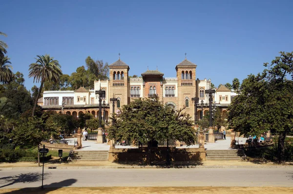 Gevel van het Museum van kunst en tradities van Sevilla — Stockfoto