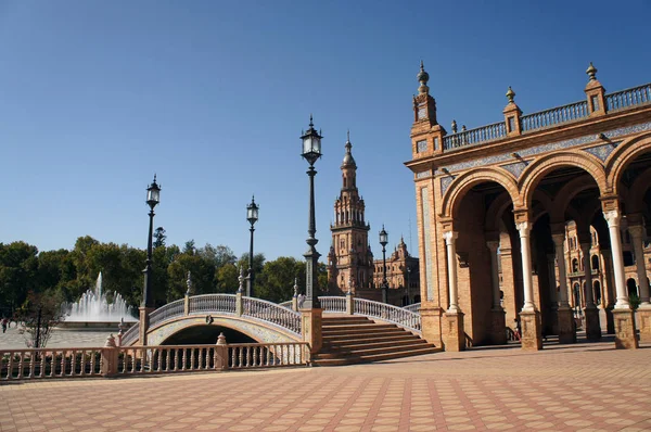Saraya Seville (Sevilla), İspanya İspanya Meydanı'nda (Plaza de Espana) önde gelen tekne kanal üzerinden fener ile köprü