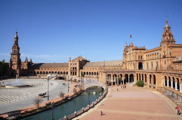 Panorama Placu Hiszpania (Plaza de Espana) w Sewilli (Sevilla), Hiszpania z mostów nad kanałem, wież oraz głównego wejścia do budynku — Zdjęcie stockowe