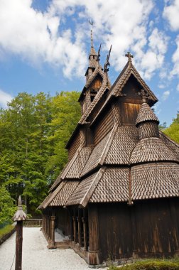 Aske'de Stavkirke - ahşap kilise Bergen, Norveç, viking mimari ağaçları ile çevrili