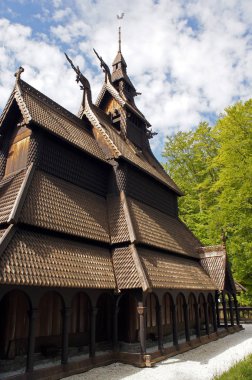 Aske'de Stavkirke - ahşap kilise Bergen, Norveç, viking mimari ağaçları ile çevrili