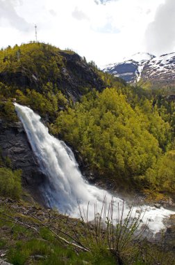 Samnanger, Hordaland, Norveç 'te dağlarla çevrili Fossen Bratte şelalesi