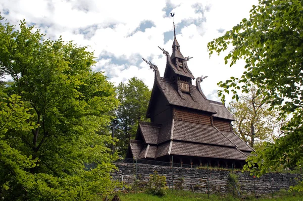 スターブ Stavkirke - ベルゲン、ノルウェー木、バイキング建築に囲まれた近くの木造教会 — ストック写真