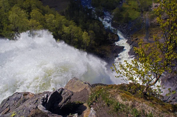 Вид зверху на водоспад Фоссен в Самнгер, Hordaland, Норвегія Оточений горами, водоспад видно зверху — стокове фото