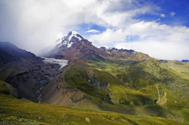 Kazbek üst ve buzul bulutların, Stepantsminda, Gürcistan