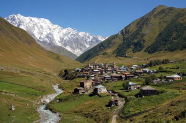 Beyaz köy Ushguli Nehri tepelerle çevrili.