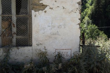 Terk edilmiş evde Ushguli, Svaneti, Gürcistan yakınındaki duvara eski Stalin portre
