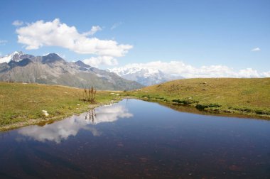 Mestia, Gürcistan'dır üst kısımları yansıtan dağ gölleri