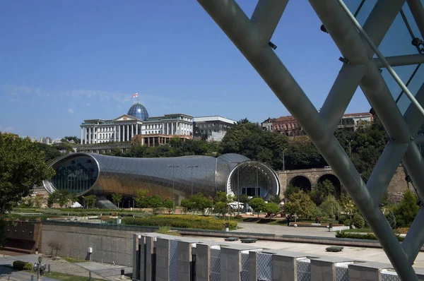 Tiflis Ulusal Parkı konser salonu, Gürcistan-modern mimari