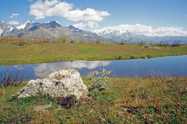 Mestia, Gürcistan'dır üst kısımları yansıtan dağ gölleri