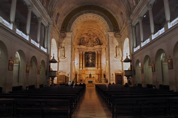 Interieur van de kerk van onze Vrouwe van de Heilige Rozenkrans van Fatima, Portugal - bestemming voor een bedevaart — Stockfoto