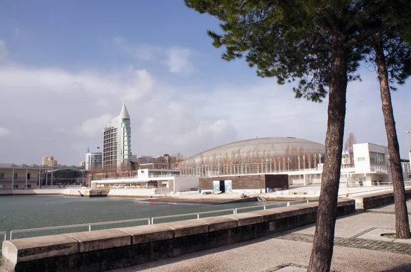 Telefrico de Lisboa (kabelbaan tram) en oceanarium / aquanarium op de jachthaven aan zee in Lisbona, Portugal — Stockfoto