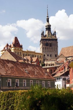 Sighioara (Sighisoara) Saat Kulesi Ortaçağ evlerin çatıları üzerinden Romanya'da