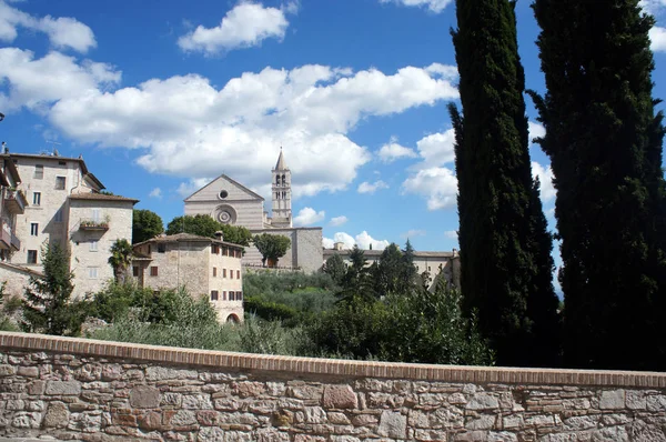 アッシジの風景とサンタキアラ (サンクララ教会)、イタリア — ストック写真