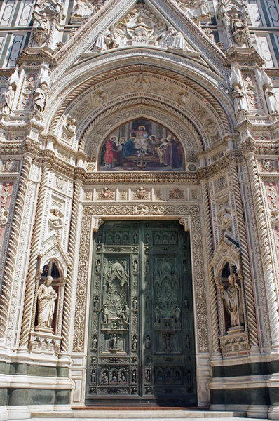 Hlavní brány katedrály Panny Marie květ (Cattedrale di Santa Maria del Fiore, Duomo) v destinaci Florencie (Firenze), Itálie — Stock fotografie