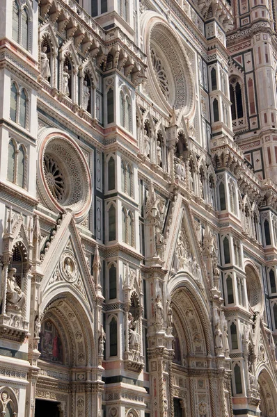 Ayrıntı cephe çiçek Saint Mary Katedrali (Cattedrale di Santa Maria del Fiore, Duomo) Floransa (Firenze), İtalya — Stok fotoğraf