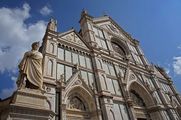 Памятник Данте и церковь Святого Креста (базилика Санта Кроче) во Флоренции, Италия, также известный как Храм Итальянской Славы (Tempio dell 'Itale Glorie) ) — стоковое фото