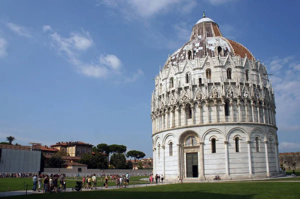 Vaftizhane Piza (Pisa) kare mucizeler (Piazza dei Miracoli) Pisa, İtalya — Stok fotoğraf