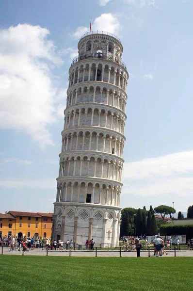 Famosa torre inclinada en Pisa (Torre pendente di Pisa) - campanilla de la catedral de la Asunción de la Virgen María en la Plaza de los Milagros (Piazza dei Miracoli) en Pisa, Italia — Foto de Stock
