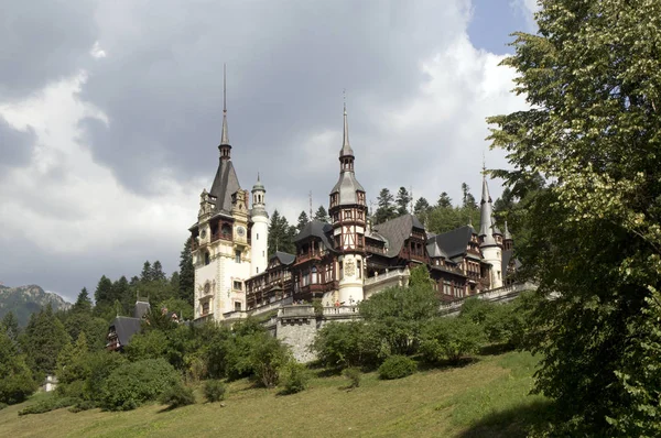 Castelul Pele (Château de Peles) - manoir royal du roi Carol I dans les Carpates en Roumanie — Photo