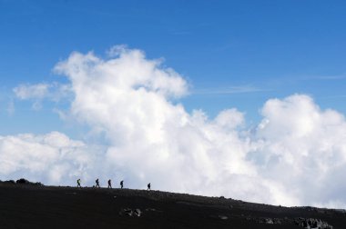 Etna Dağı üzerinde yolun kenarında turistler siluetleri, Sicilya, Italya