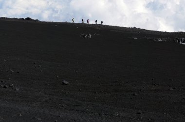 Etna Dağı üzerinde yolun kenarında turistler siluetleri, Sicilya, Italya