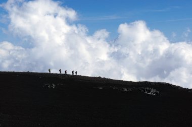 Etna Dağı üzerinde yolun kenarında turistler siluetleri, Sicilya, Italya