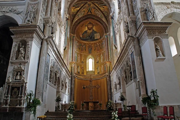 Interior de la Catedral de Cefalú con mosaico de Cristo Pantokrator en el ábside, Sicilia, Italia — Foto de Stock