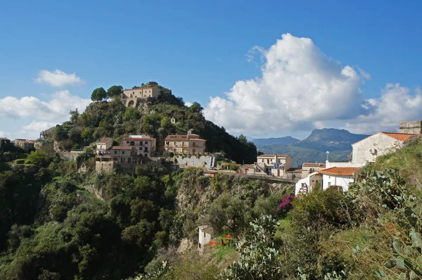 Godfather'ın (Corleone), yatay Köyü ve tepeler - İtalya Savoca çevreleyen