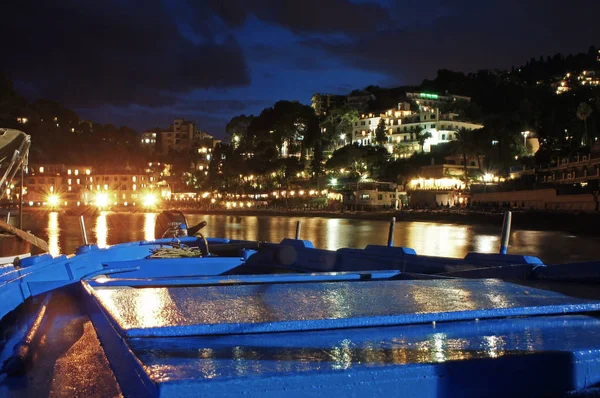 Night panorama of Taormina and the boat on the sandy beach bay — Stock Photo, Image