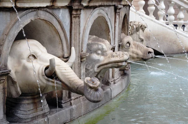 Détail de la fontaine Pretorian monumentale (Fontana Pretoria, Fontaine de la Honte) à Palerme, Sicile, Italie — Photo