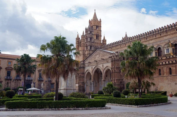 Catedral de Palermo cercada por palmeiras de praça verde, Sicília, Itália — Fotografia de Stock