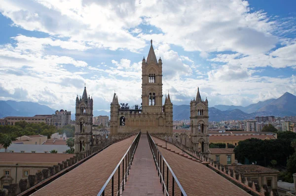 Telhado e torre da Catedral de Palermo, na Sicília, Itália — Fotografia de Stock