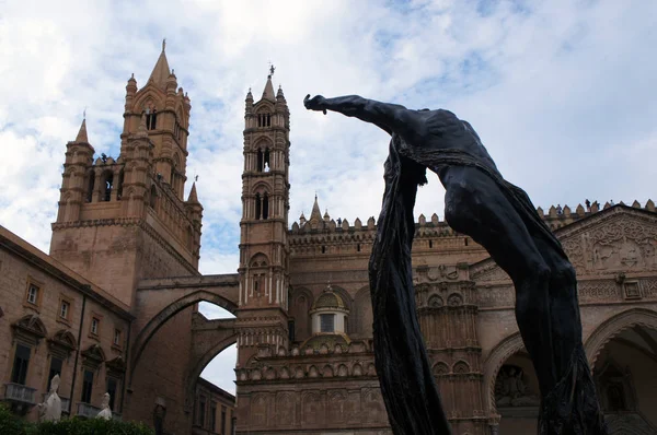 Figura de Jesucristo junto a la Catedral de Palermo y las torres del Palacio Arzobispal, Sicilia, Italia — Foto de Stock