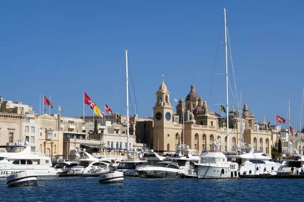 Яхты в Grand Harbor и Birgu (Vittoriosa) - Три города на Мальте — стоковое фото