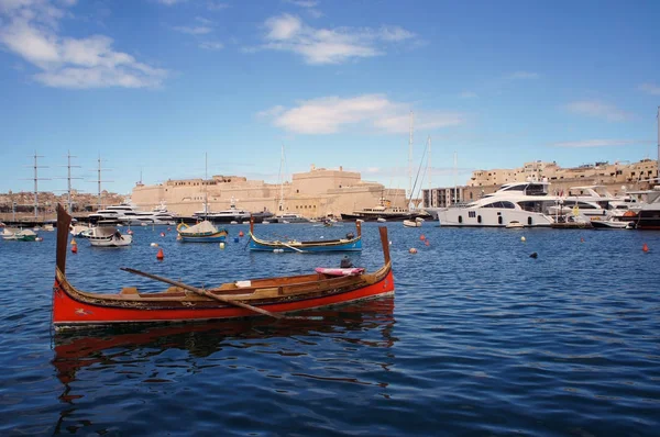 Мальтийская традиционная лодка и панорама Большой гавани и Бирмингема (Витторио) - три города на Мальте — стоковое фото