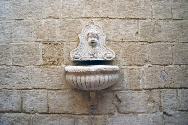 Barocker Mauerbrunnen mit Jungengesicht in der Altstadt von Bormla - drei Städte, malta — Stockfoto