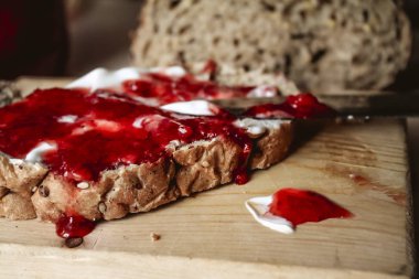 Kahvaltı için çilek reçelli ekmek